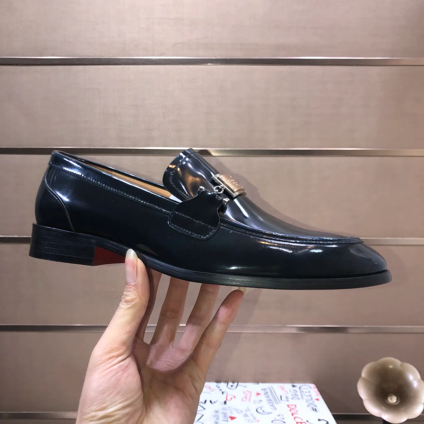 Ex-factory price 500💰DG top quality🔍🔍men's new leather shoes🚹Sold simultaneously at counters⚠Shoe uppers are imported cowhide from Italy, fully imported cowhide lining, imported accessories💪💪, completely 1⃣️ to 1⃣️replica🇮🇹 💪💪, ⚠Sole: The original sole is specially provided by the original factory, the exclusive movable molded sole is super comfortable, ⚠The original factory follows the order, 🔍🔍high quality, you can enter and exit the counter at will, welcome to compare ⚠Number of sizes: 38-44 (45 customized)